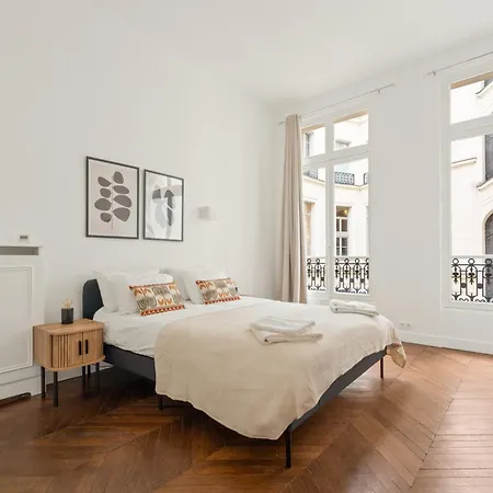 180m2 Haussmann 4br 3 Bath Golden Triangle Champs Elysees & Opera